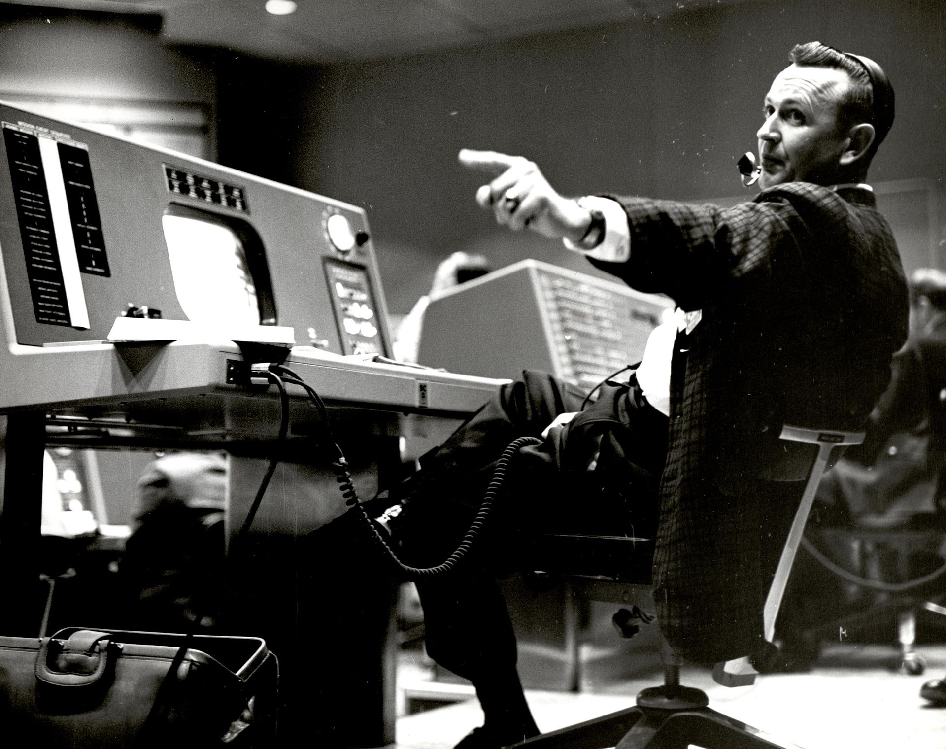 Christopher_Kraft,_flight_director_during_Project_Mercury,_works_at_his_console_inside_the_Flight_Control_area_at_Mercury_Mission_Control